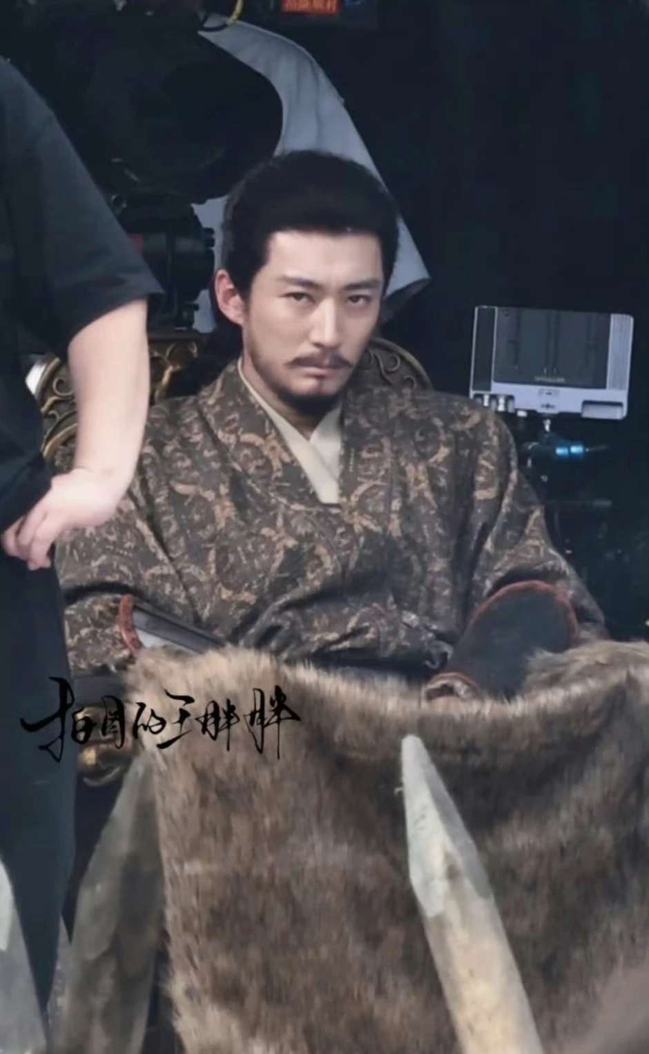 Hoàng đế chán đời đến nỗi khoác long bào mà như thầy bùa