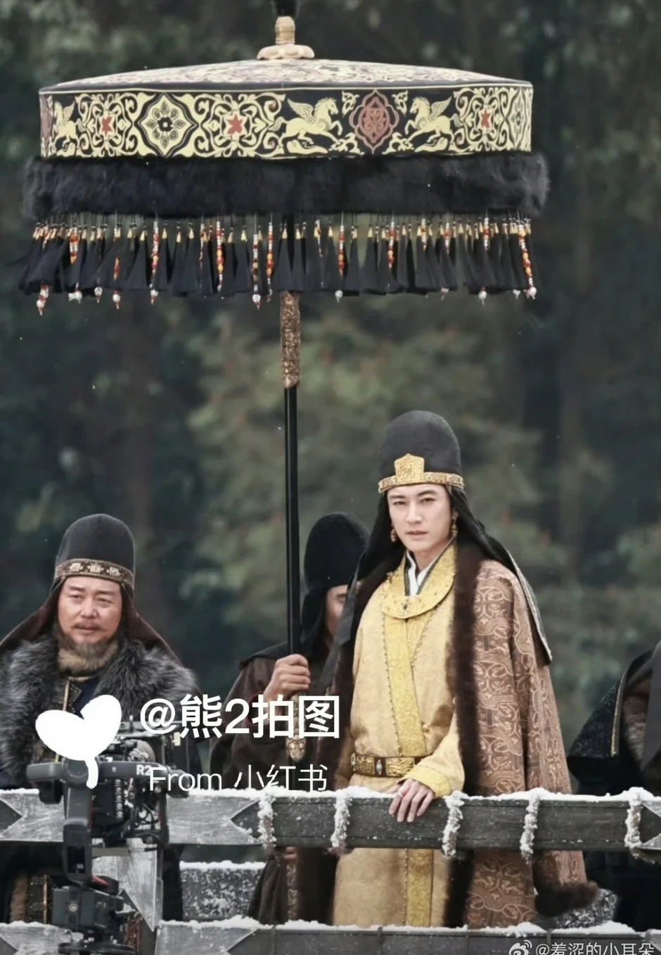 Hoàng đế chán đời đến nỗi khoác long bào mà như thầy bùa