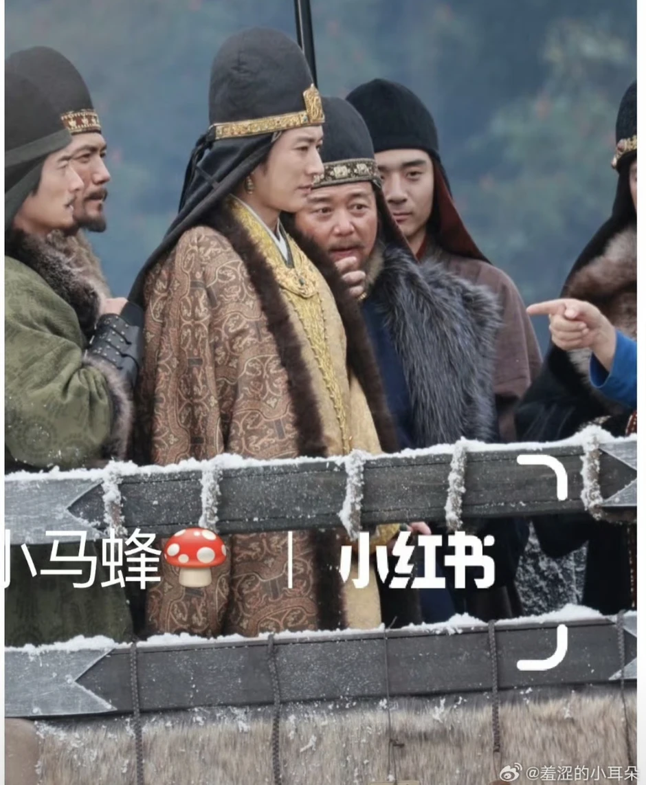 Hoàng đế chán đời đến nỗi khoác long bào mà như thầy bùa