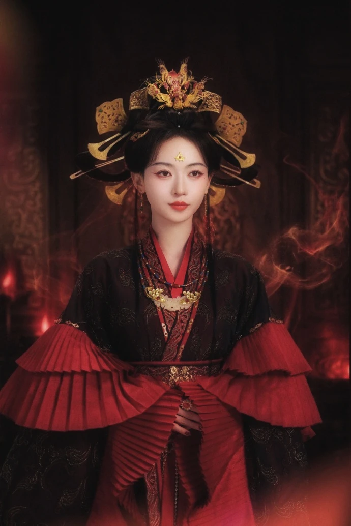 Hoàng hậu đẹp nhất Trung Quốc hiện tại như phượng hoàng chuyển thế