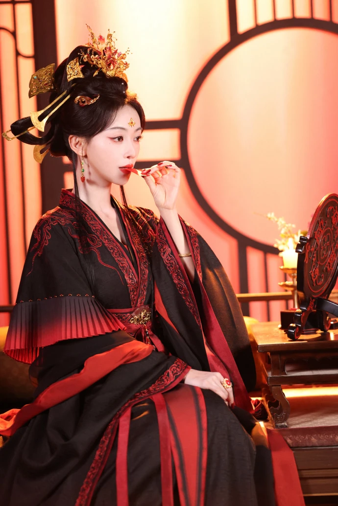 Hoàng hậu đẹp nhất Trung Quốc hiện tại như phượng hoàng chuyển thế