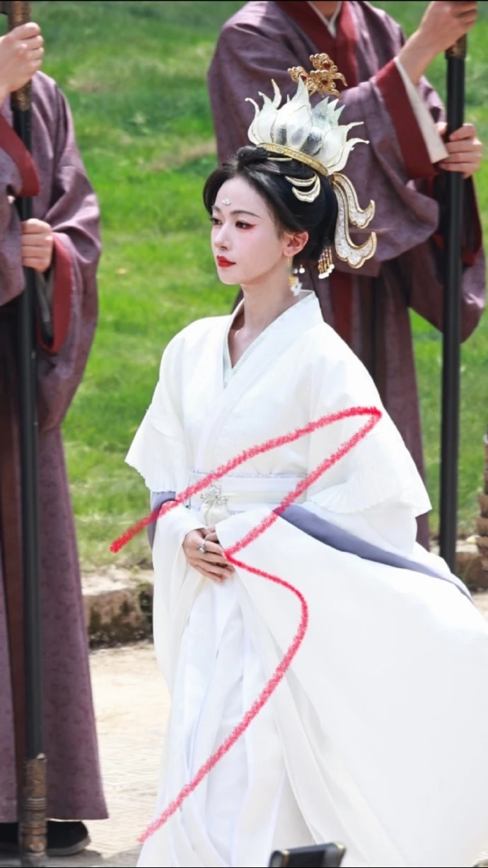 Hoàng hậu đẹp nhất Trung Quốc hiện tại như phượng hoàng chuyển thế