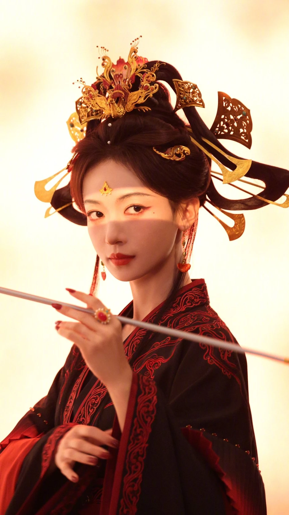 Hoàng hậu đẹp nhất Trung Quốc hiện tại như phượng hoàng chuyển thế