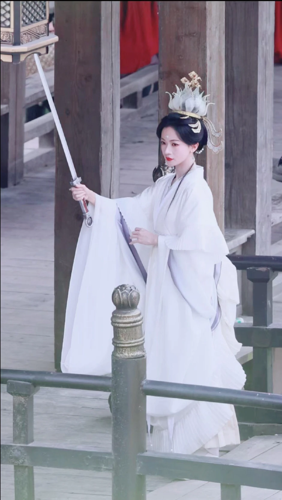 Hoàng hậu đẹp nhất Trung Quốc hiện tại như phượng hoàng chuyển thế