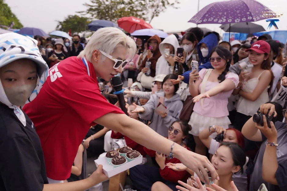 Hỏi trực tiếp trợ lý nghệ sĩ: Bóc trần góc khuất làm “osin” 24/7