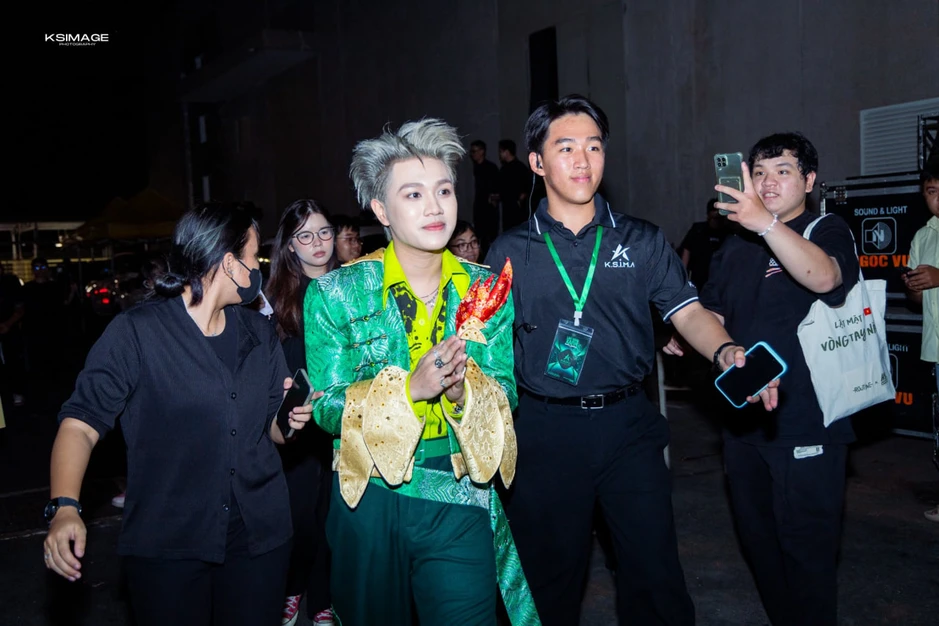 Hỏi trực tiếp trợ lý nghệ sĩ: Bóc trần góc khuất làm “osin” 24/7