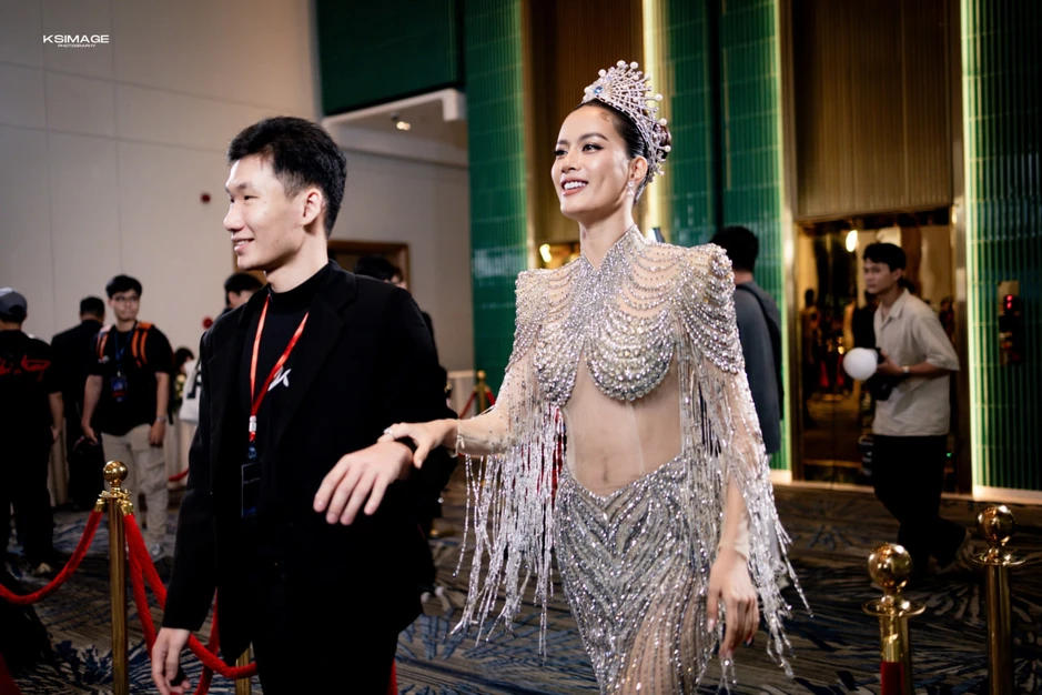 Hỏi trực tiếp trợ lý nghệ sĩ: Bóc trần góc khuất làm “osin” 24/7