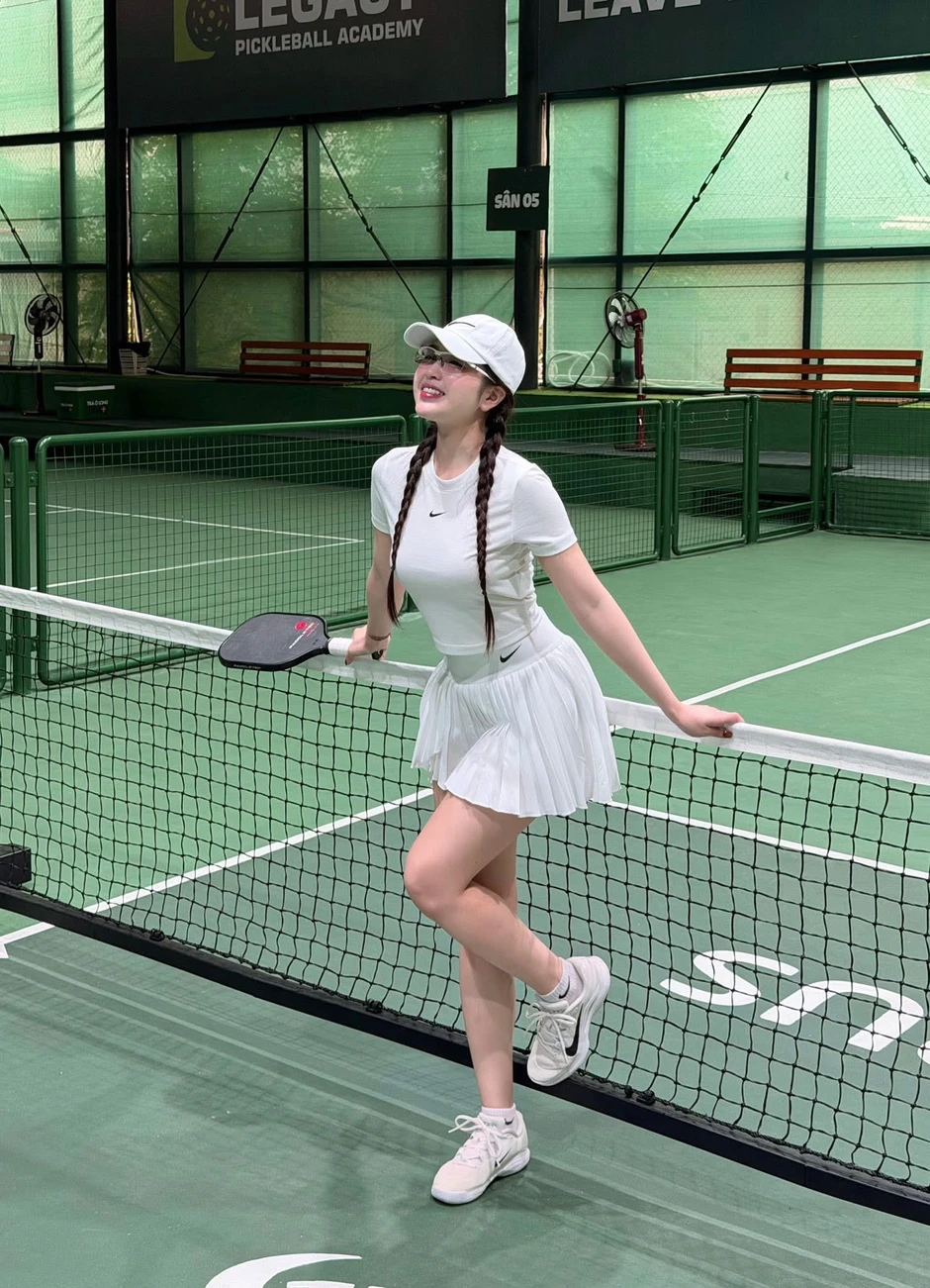 Hot girl chạm ngưỡng 30 vẫn khiến fan "lạc lối" vì vẻ ngoài "em chưa 18"