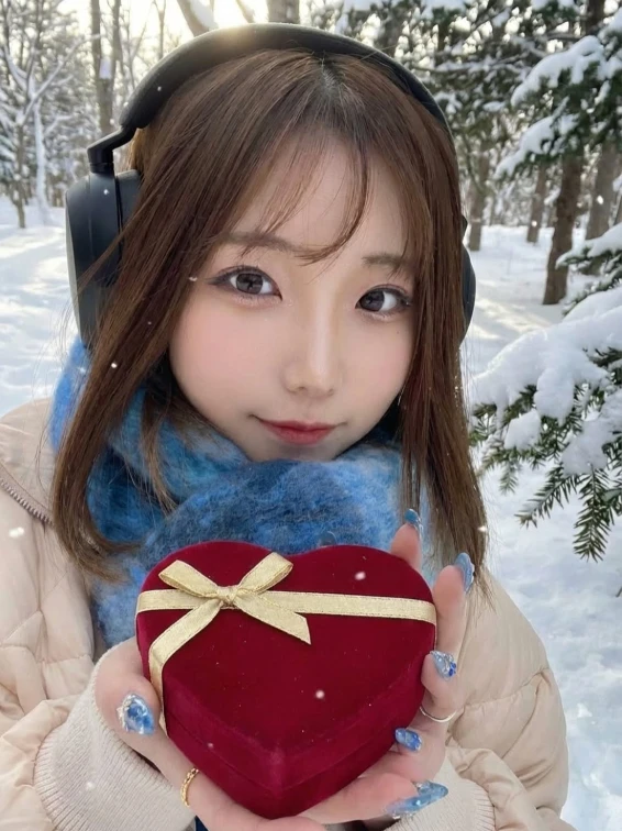 Hot girl gợi cảm giải nghệ, biến mất một năm để đi làm nhân viên văn phòng và cái kết đắng cay