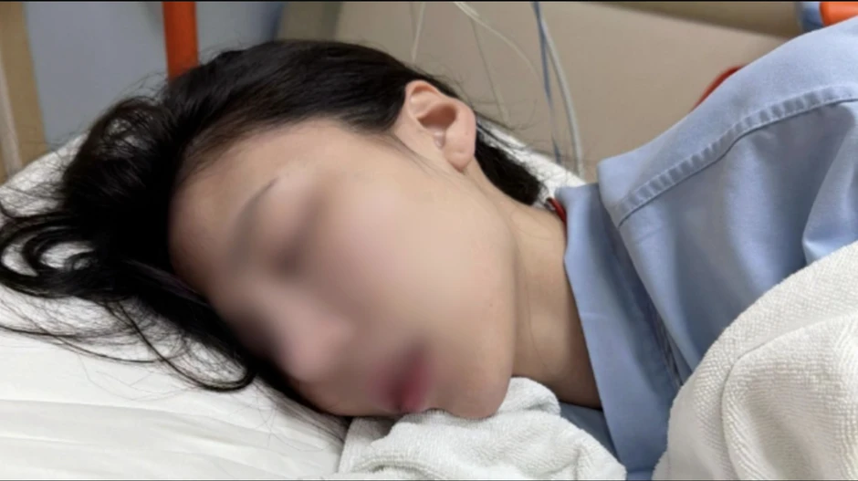 Hot girl nghi bị “bắn” thuốc mê trong lễ hội Songkran bằng súng nước, toàn thân co giật và ngã gục trên đường