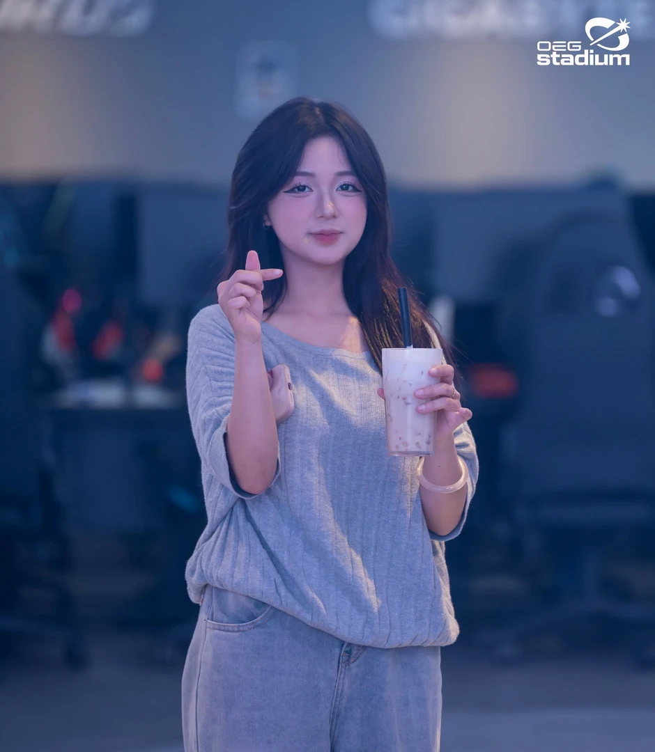 Hot girl phòng nét 2k6, khiến anh em game thủ ngây ngất trước nhan sắc "10/10"