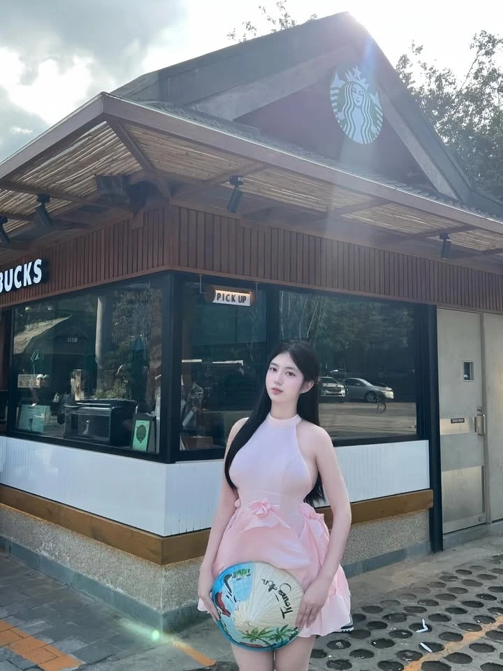 Hotgirl 2k7 khiến 500 anh em "ngộp thở" ở mọi góc nhìn