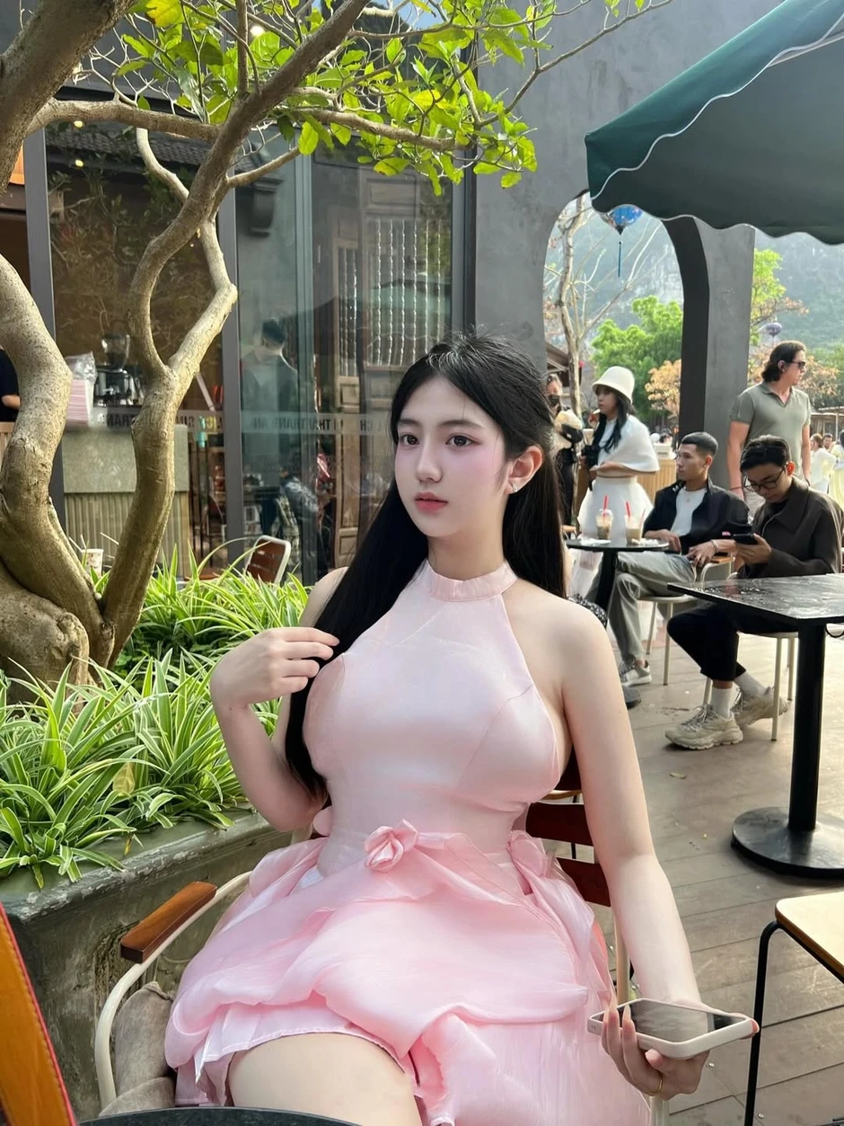 Hotgirl 2k7 khiến 500 anh em "ngộp thở" ở mọi góc nhìn