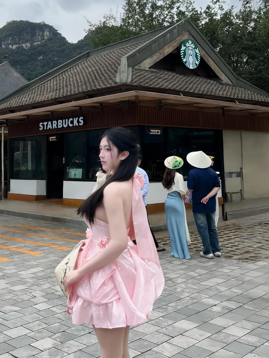 Hotgirl 2k7 khiến 500 anh em "ngộp thở" ở mọi góc nhìn