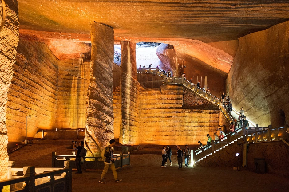 Huy động 4 máy bơm hoạt động suốt 17 ngày đêm mới hút cạn ao cá, dân làng phát hiện “kỳ quan” rộng 30.000 m² hiếm có trên thế giới