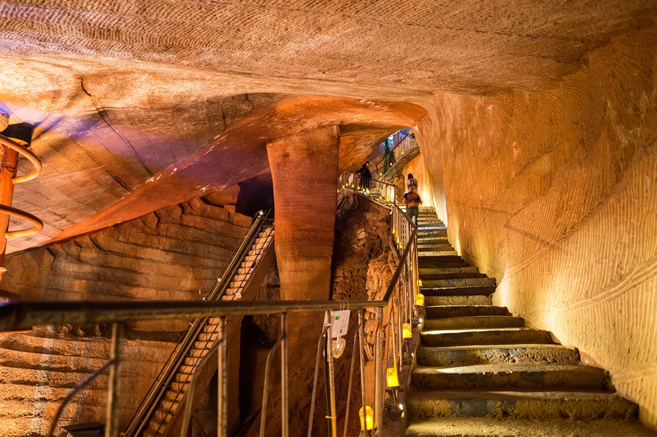 Huy động 4 máy bơm hoạt động suốt 17 ngày đêm mới hút cạn ao cá, dân làng phát hiện “kỳ quan” rộng 30.000 m² hiếm có trên thế giới