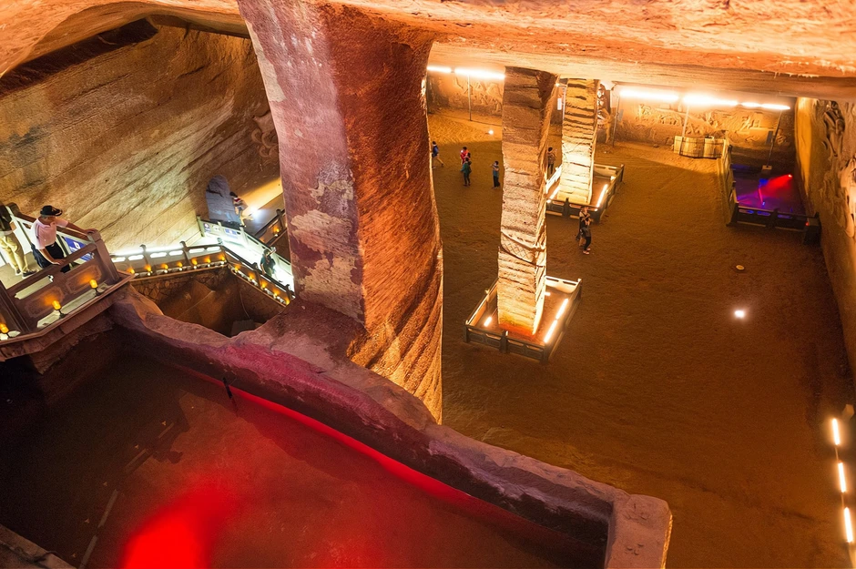 Huy động 4 máy bơm hoạt động suốt 17 ngày đêm mới hút cạn ao cá, dân làng phát hiện “kỳ quan” rộng 30.000 m² hiếm có trên thế giới