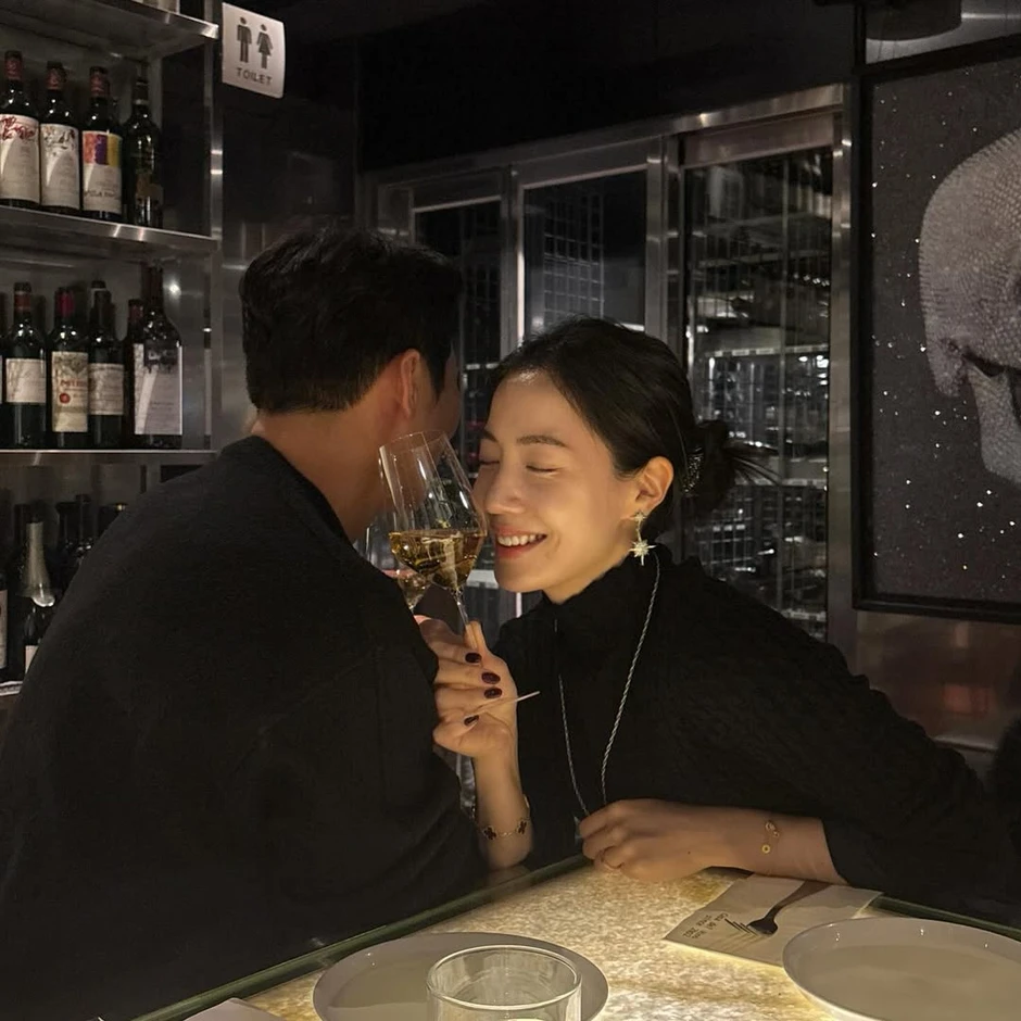 Hwayoung (cựu thành viên T-ara) kết hôn với doanh nhân hơn 3 tuổi, vừa tung ảnh chồng nhưng chỉ có 1000 like