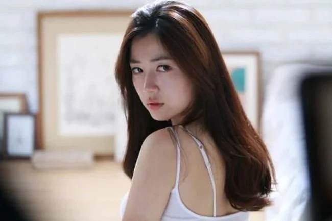 Hwayoung (cựu thành viên T-ara) kết hôn với doanh nhân hơn 3 tuổi, vừa tung ảnh chồng nhưng chỉ có 1000 like