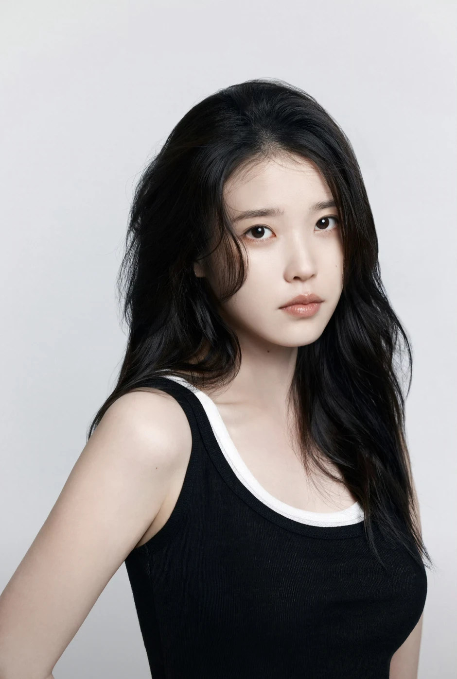 IU tuổi 33 vẫn như mới học cấp 2, thời gian phải chịu thua