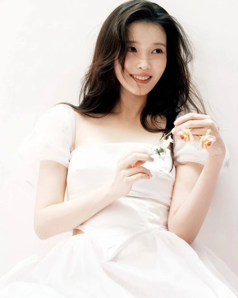 IU tuổi 33 vẫn như mới học cấp 2, thời gian phải chịu thua