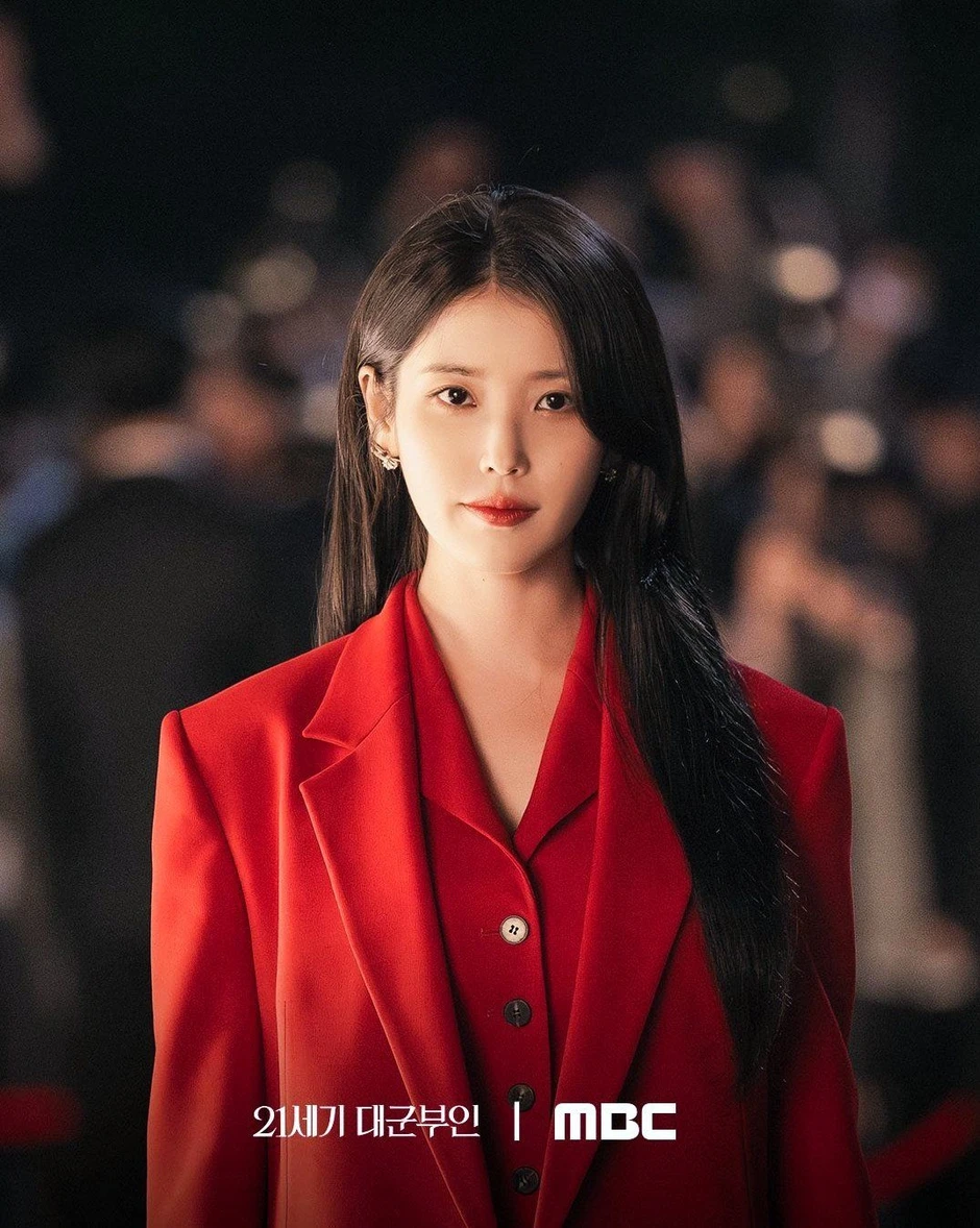 IU vẫn "trẻ măng" sau 15 năm, ngày càng đẹp ra mới tài!