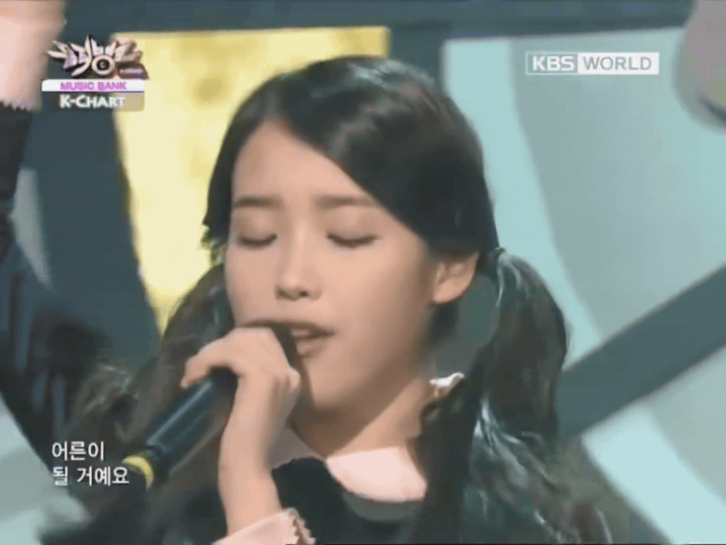 IU vẫn "trẻ măng" sau 15 năm, ngày càng đẹp ra mới tài!