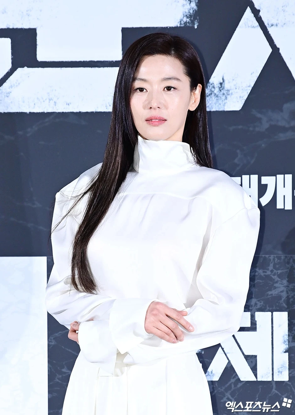 Jeon Ji Hyun diện bộ đồ kín cổng cao tường nhưng khiến cả MXH phải bàn, Ji Chang Wook lép vế toàn diện trước nam thần “không góc chết”