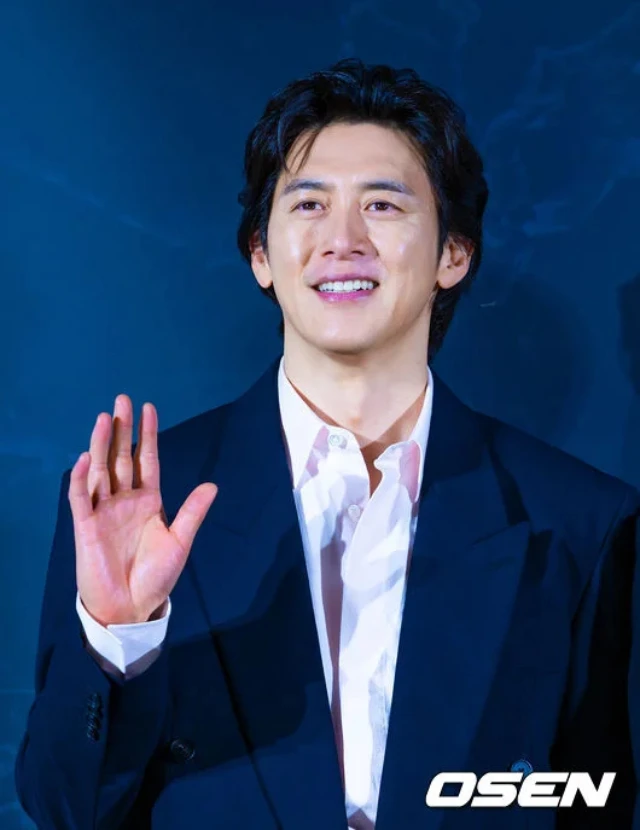 Jeon Ji Hyun diện bộ đồ kín cổng cao tường nhưng khiến cả MXH phải bàn, Ji Chang Wook lép vế toàn diện trước nam thần “không góc chết”