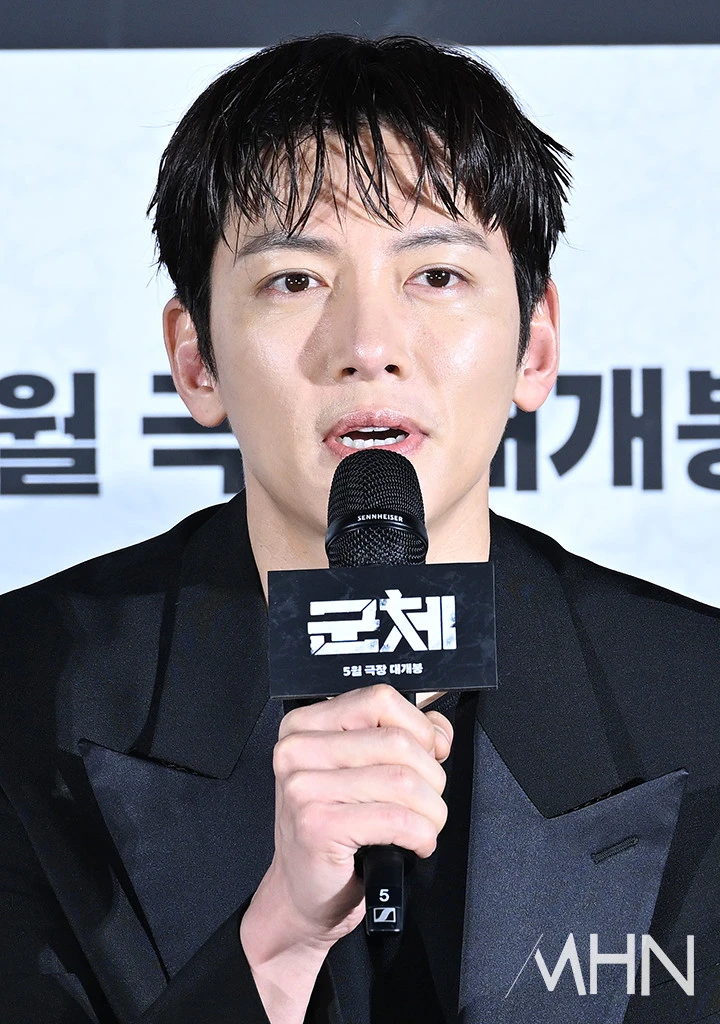 Jeon Ji Hyun diện bộ đồ kín cổng cao tường nhưng khiến cả MXH phải bàn, Ji Chang Wook lép vế toàn diện trước nam thần “không góc chết”