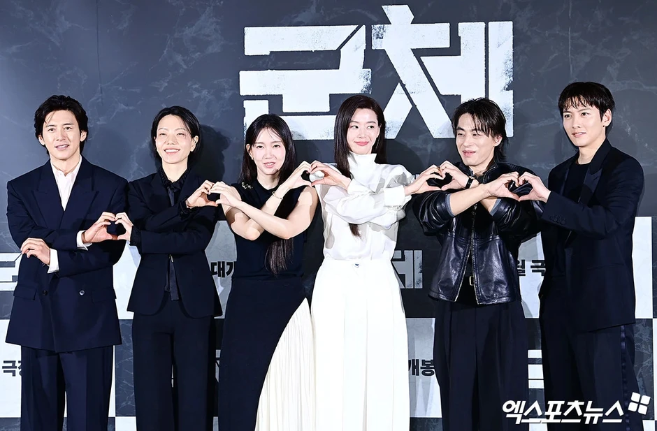 Jeon Ji Hyun diện bộ đồ kín cổng cao tường nhưng khiến cả MXH phải bàn, Ji Chang Wook lép vế toàn diện trước nam thần “không góc chết”