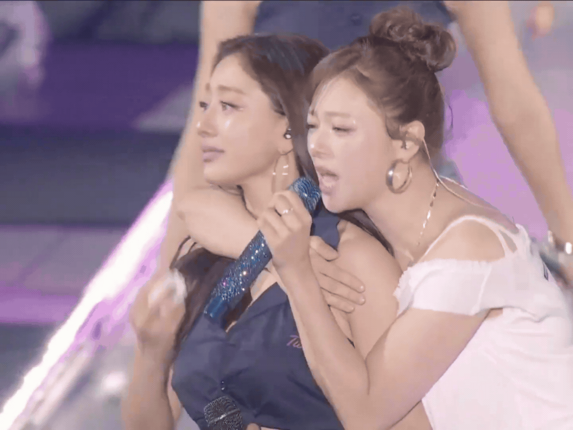 Jihyo (TWICE) rơi lệ khiến 9 triệu người xót xa, bị chê hết thời mà có cả concert đi vào lịch sử