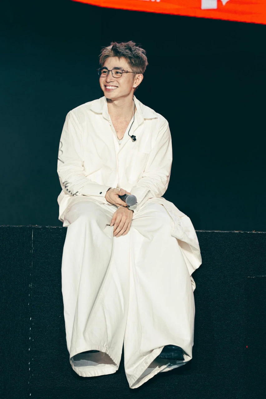 Jun Phạm cố chấp mang ca khúc bị chê phản cảm đi diễn, netizen tranh cãi