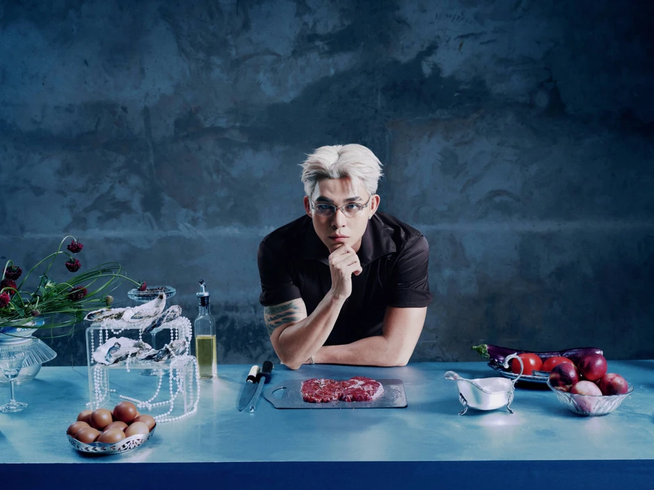 Jun Phạm cố chấp mang ca khúc bị chê phản cảm đi diễn, netizen tranh cãi