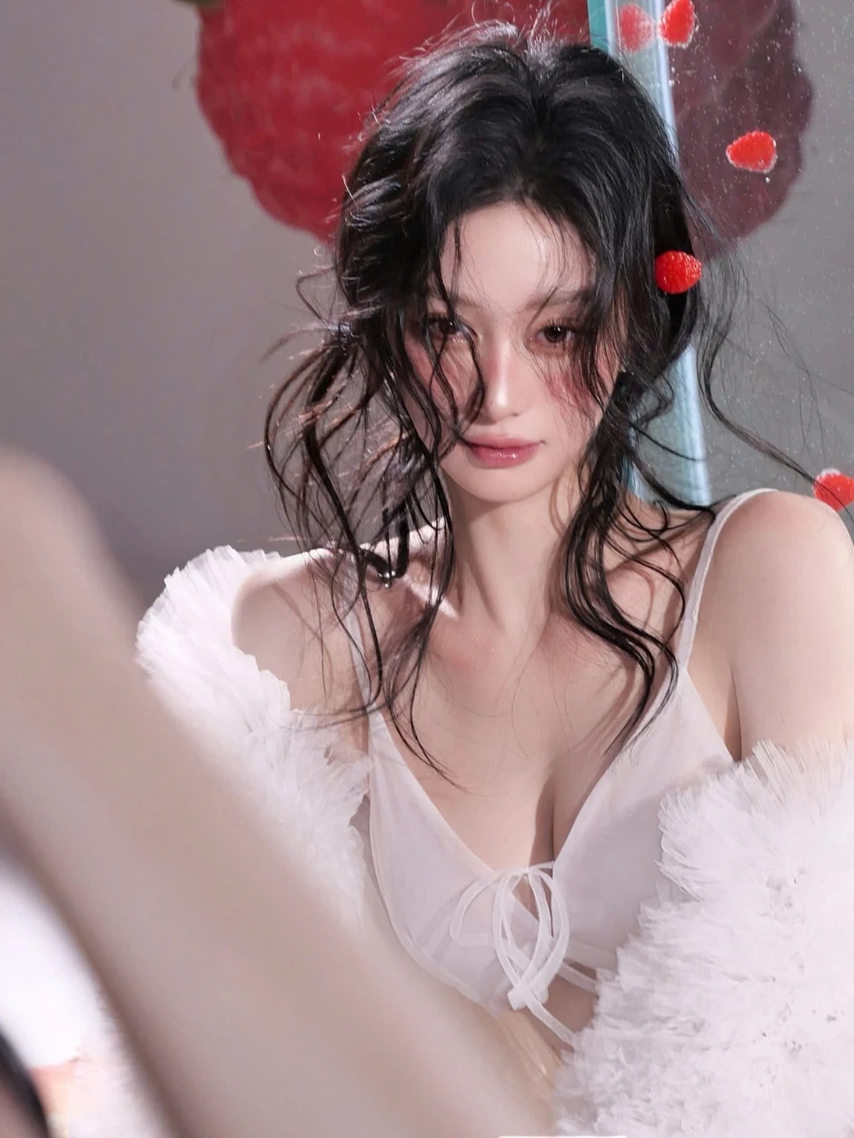 Jun Vũ cosplay Boa Hancock theo phong cách "kín cổng cao tường"