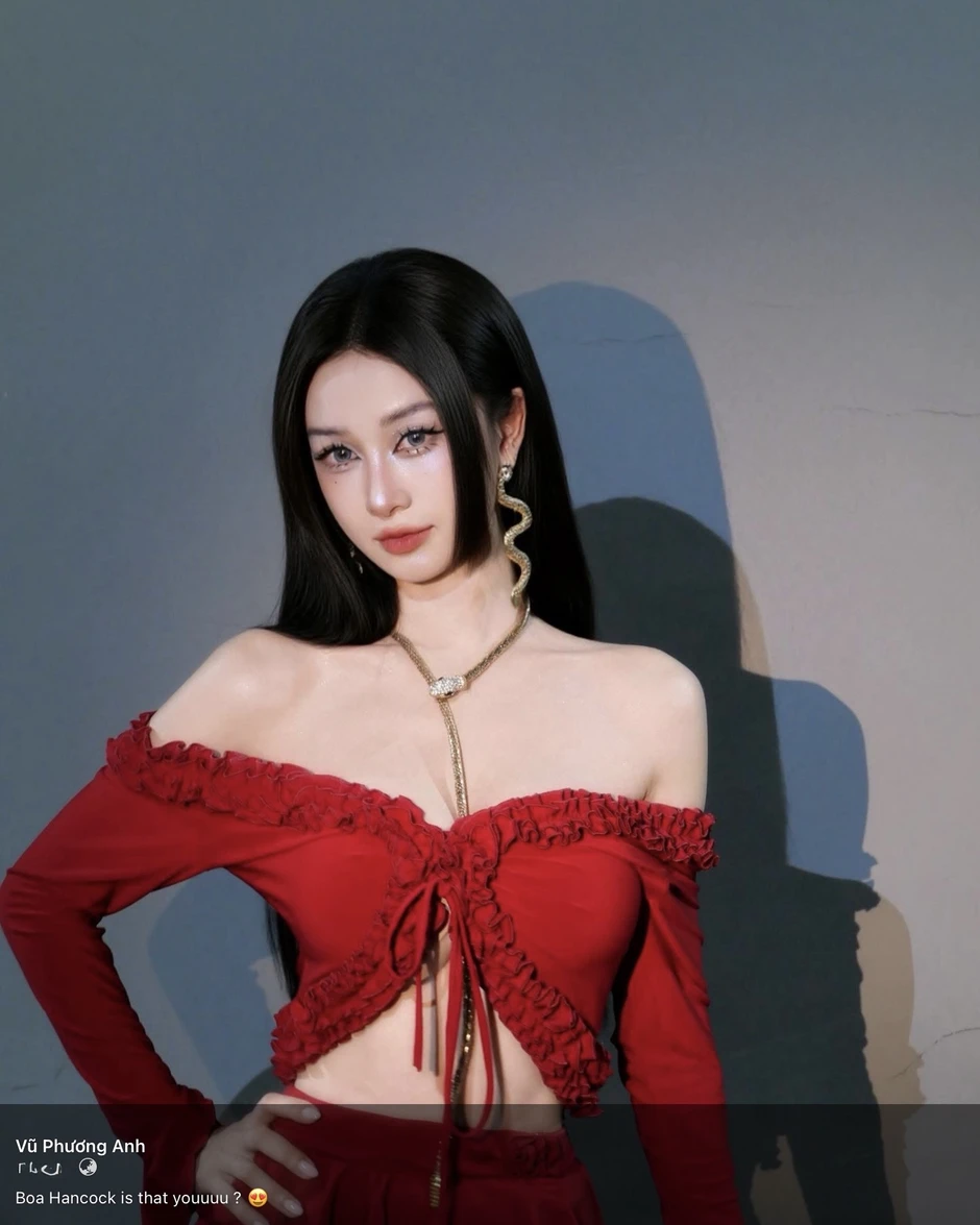Jun Vũ cosplay Boa Hancock theo phong cách "kín cổng cao tường"