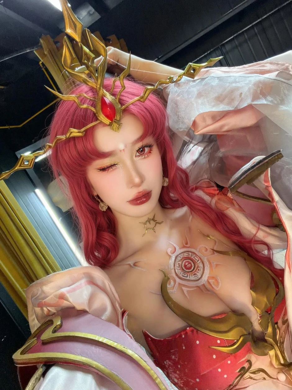 Jun Vũ cosplay Boa Hancock theo phong cách "kín cổng cao tường"