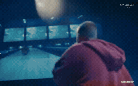 Justin Bieber bán hết nhạc, bị "cấm hát" hit cũ ở Coachella?