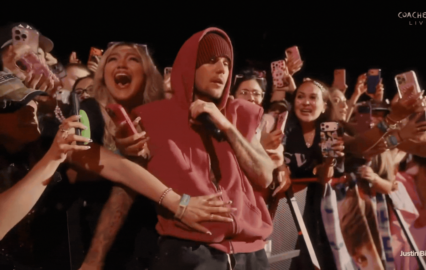 Justin Bieber bị “đụng chạm” nhạy cảm ngay trên sân khấu Coachella