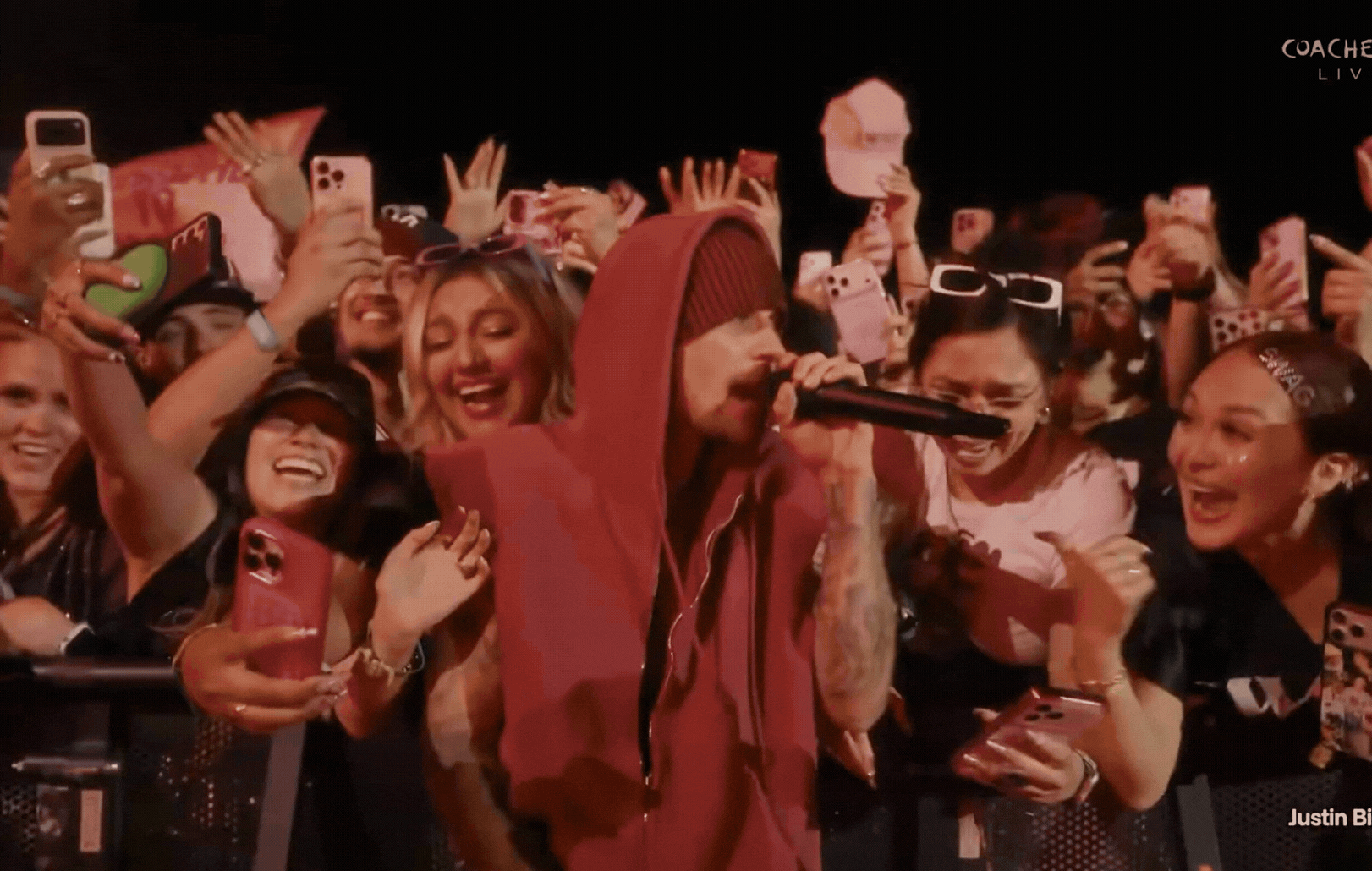 Justin Bieber bị “đụng chạm” nhạy cảm ngay trên sân khấu Coachella