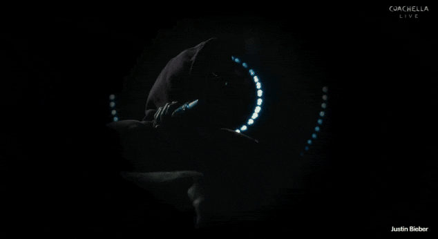 Justin Bieber trở lại Coachella, hoà vào đám đông 125 nghìn người, đứng yên cho fan ôm chặt