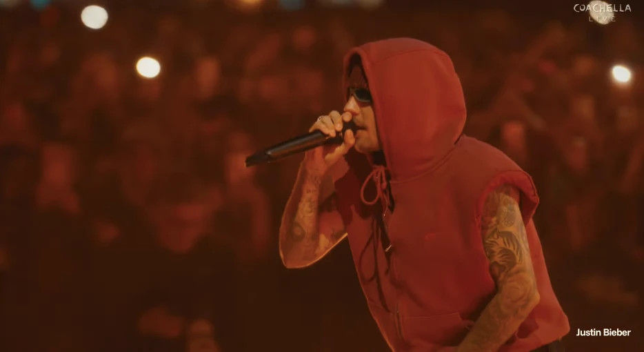 Justin Bieber trở lại Coachella, hoà vào đám đông 125 nghìn người, đứng yên cho fan ôm chặt