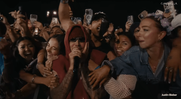 Justin Bieber trở lại Coachella, hoà vào đám đông 125 nghìn người, đứng yên cho fan ôm chặt