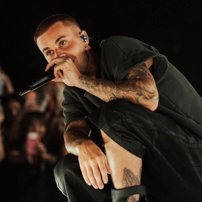 Justin Bieber trở lại Coachella, hoà vào đám đông 125 nghìn người, đứng yên cho fan ôm chặt