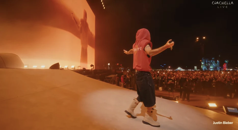 Justin Bieber trở lại Coachella, hoà vào đám đông 125 nghìn người, đứng yên cho fan ôm chặt