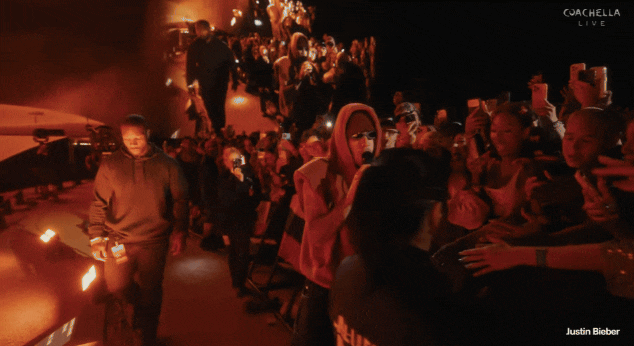Justin Bieber trở lại Coachella, hoà vào đám đông 125 nghìn người, đứng yên cho fan ôm chặt