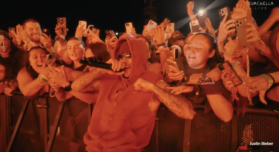 Justin Bieber trở lại Coachella, hoà vào đám đông 125 nghìn người, đứng yên cho fan ôm chặt