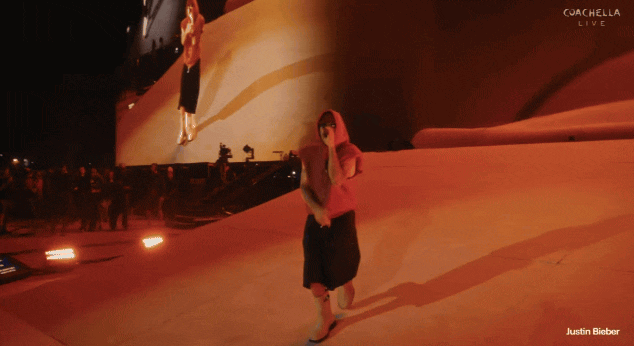 Justin Bieber trở lại Coachella, hoà vào đám đông 125 nghìn người, đứng yên cho fan ôm chặt