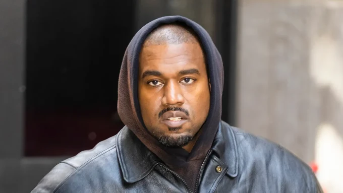 Kanye West bị kiện vì đánh người