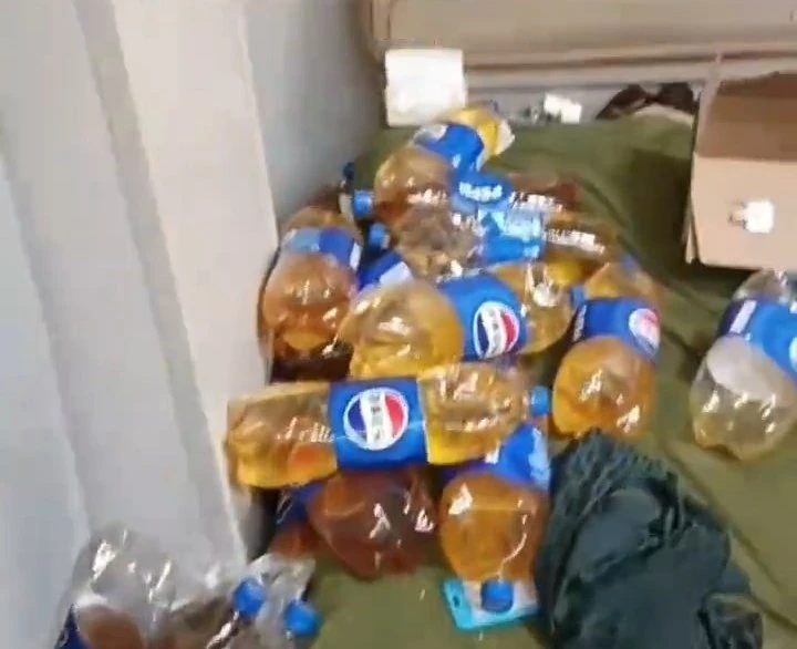 Khách trọ để lại hàng chục chai nước tiểu chất kín phòng, chủ nhà mất 2 tiếng mới dọn hết